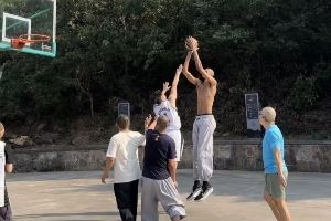 少林篮球！文班亚马在少林寺水泥地赤膊上身与粉丝切磋?