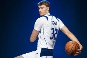 3️⃣2️⃣新鲜出炉！状元弗拉格上身独行侠32号球衣