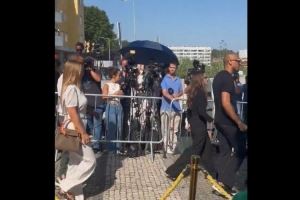 记者：利物浦前队友法比尼奥与蒂亚戈携家人来到葬礼现场悼念若塔